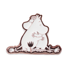 Load image into Gallery viewer, Metal Pin Badge Moomin Hug
