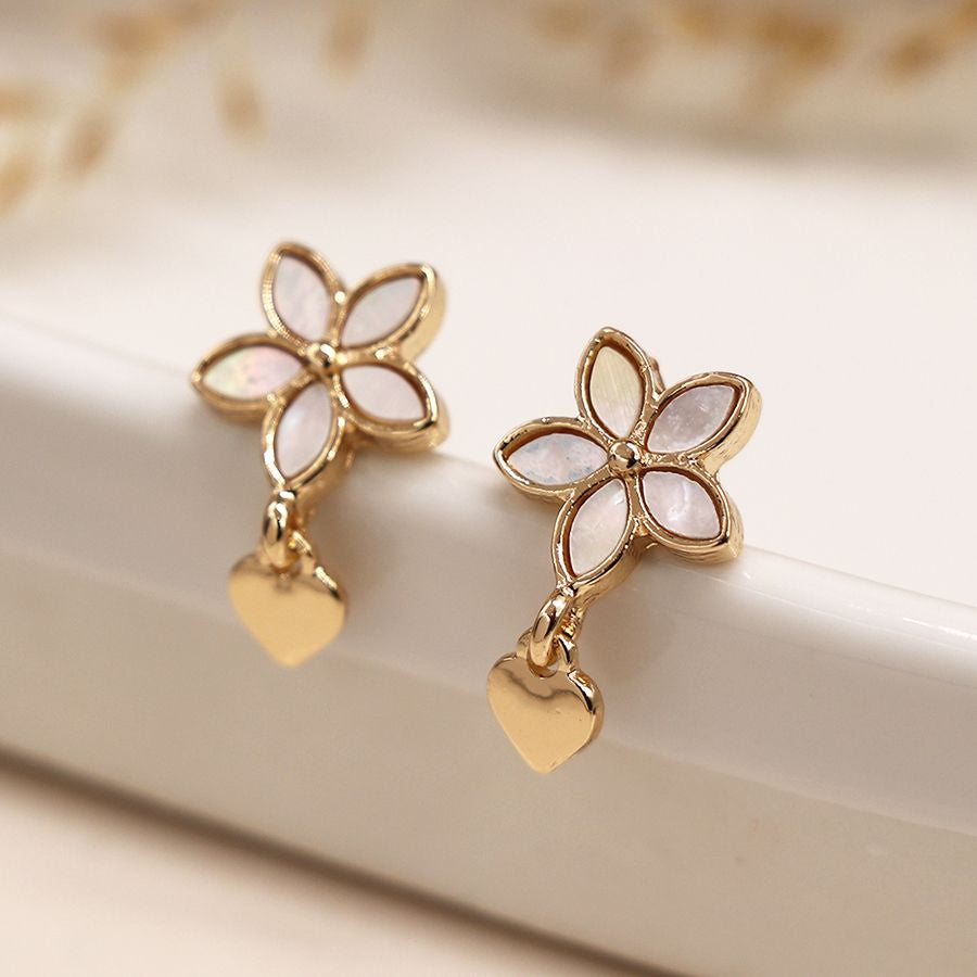 Pom - Faux gold heart and shell flower stud earrings