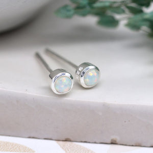 Pom - Tiny silver round Opal studs