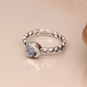 Pom - Sterling silver twist ring with rainbow moonstone cab - size 58 (large)