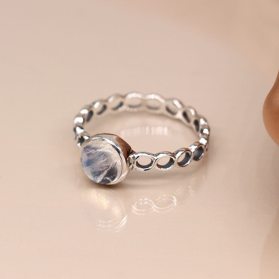 Pom - Sterling silver twist ring with rainbow moonstone cab - size 58 (large)