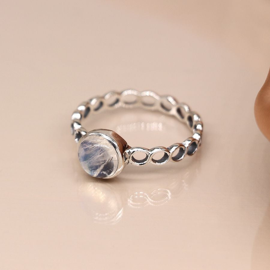 Pom - Sterling silver twist ring with rainbow moonstone cab - size 56 (medium)